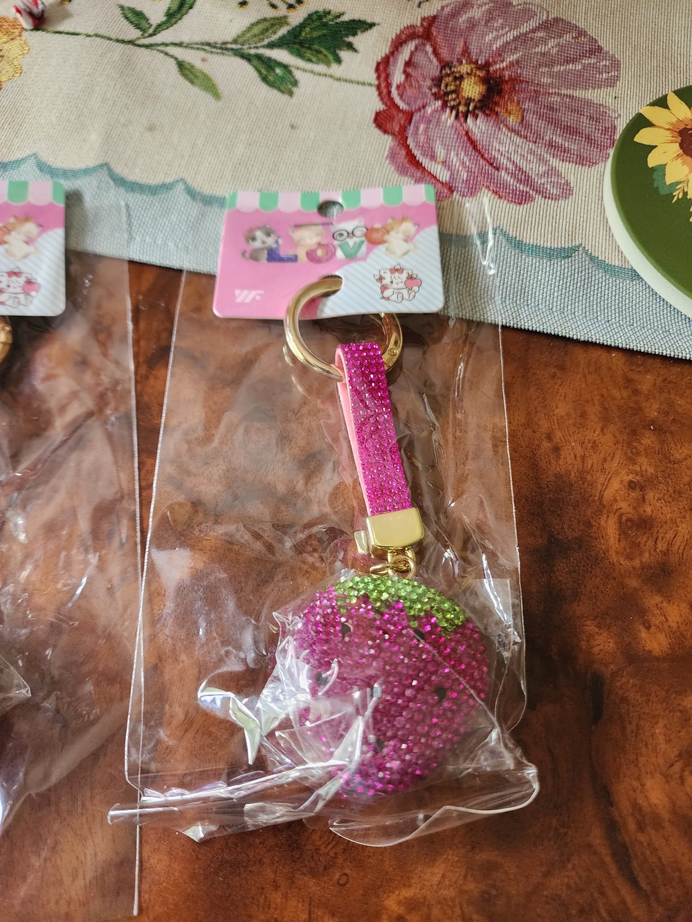 ✨ Sparkly Strawberry Rhinestone Keychain | Red, White, Pink & Purple |🍓 - Picture 3 of 3
